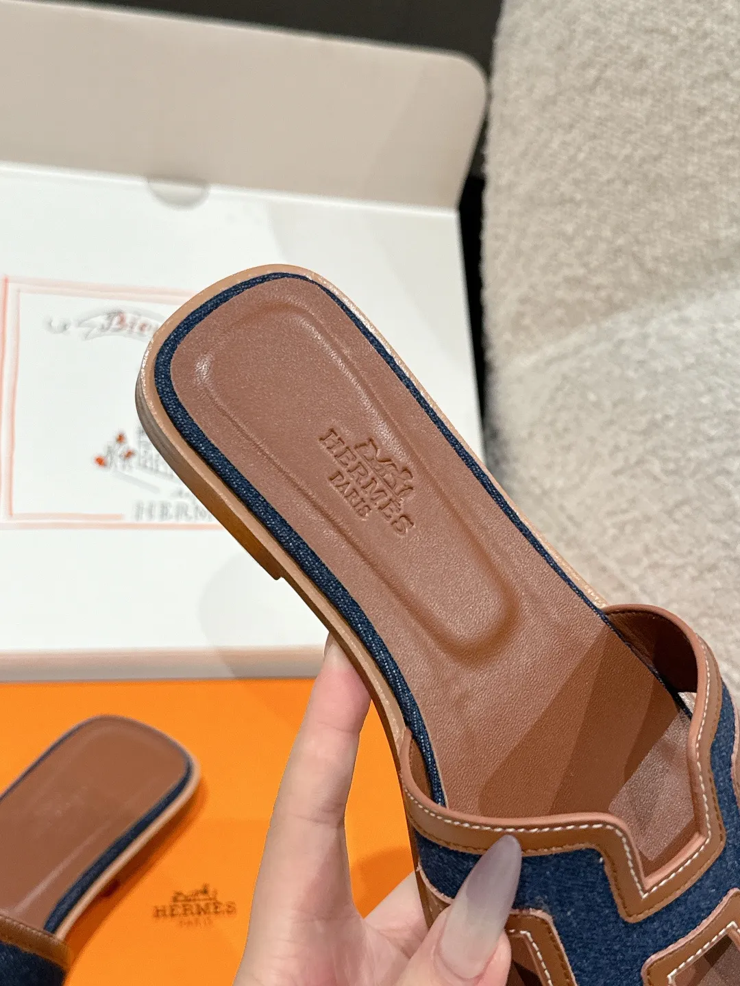 👟👟Ex-factory price 480👟👟 HERMES Hermès Oran series H classic slippers flat slippers 2025 spring and summer latest color matching family portrait ❤️ Original development Purchasing quality Integrated rhinestones, rivets, palm prints, graffiti, embroidery and other details make the simple H slippers new! Add more matching possibilities! The basic colors and this year’s hot new colors are all with your eyes closed. A must-have item for H fans in summer❤️Every color is beautiful ✔️Upper: cowhide/sheep/hot diamond/denim ✔️Foot: original sheepskin ✔️Sole: Italian A-grade double-layer leather outsole ✔️Size: #35-42 (40.41.42 custom-made, non-refundable)